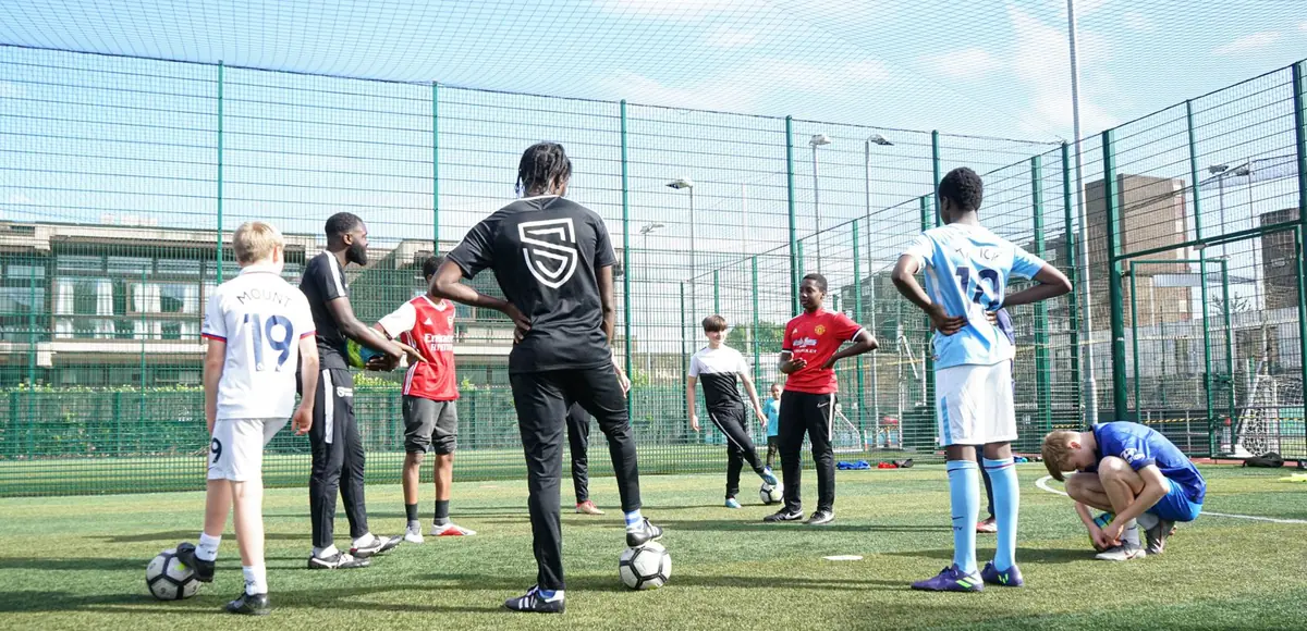 Partie de soccer sur un terrain extérieur